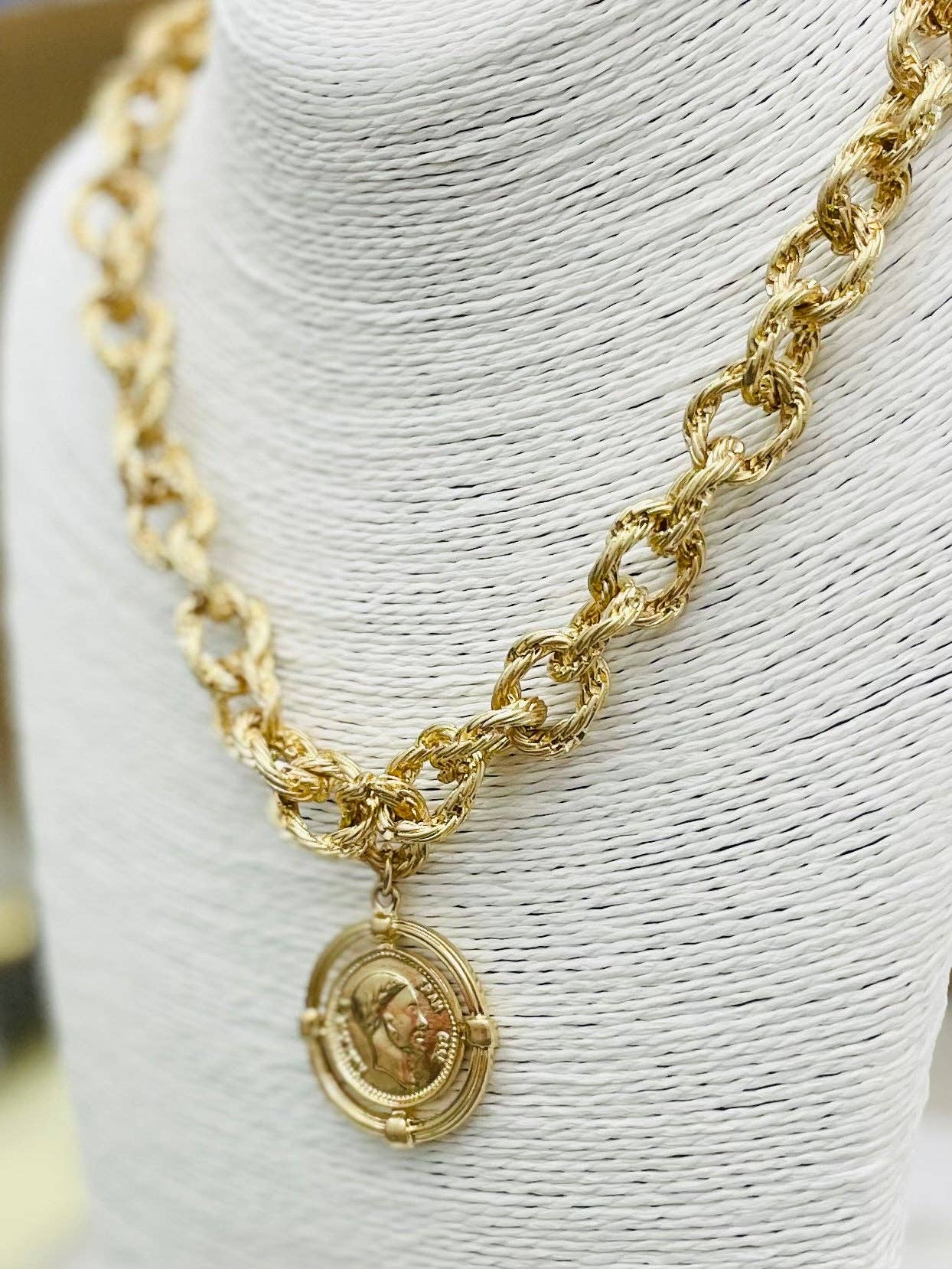Twisted Link Coin Necklace (matte gold)