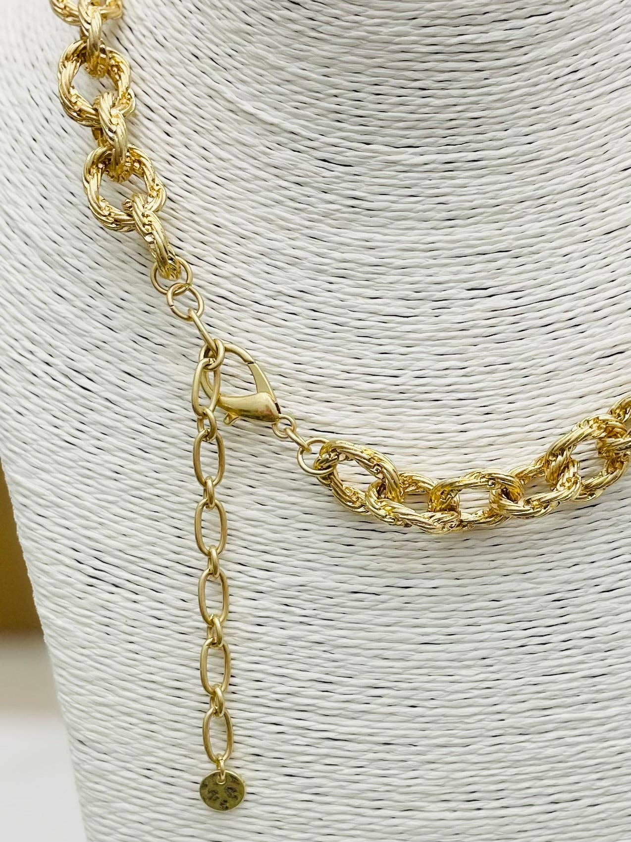 Twisted Link Coin Necklace (matte gold)