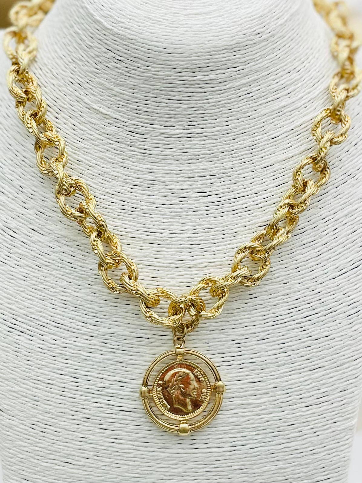 Twisted Link Coin Necklace (matte gold)